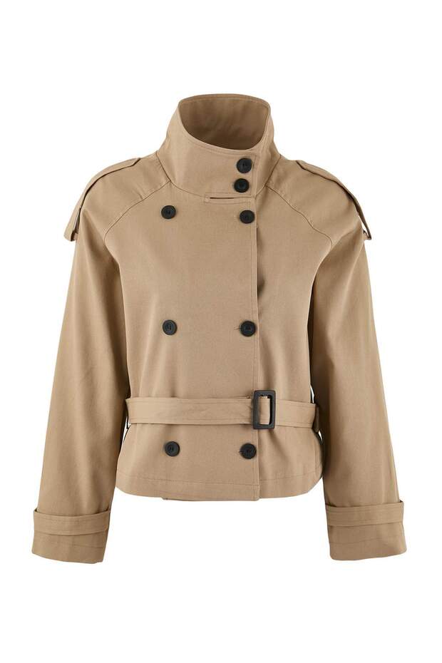 Wardrobe Essentials Bej Regular Fit Dik Yaka Kemerli Kruvaze Gabardin Kısa Trençkot TWOSS26TR00004 - 6