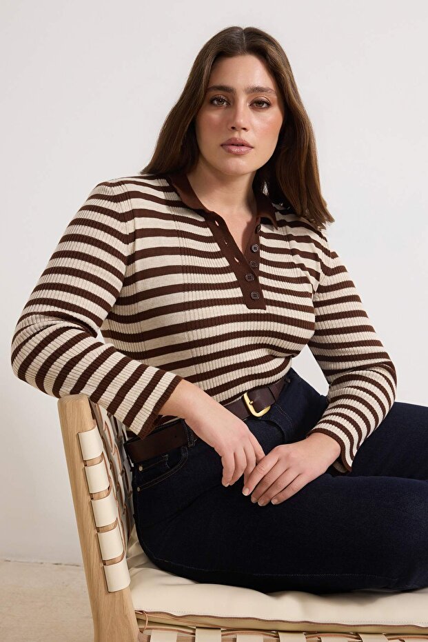 Kahverengi Polo Yaka Basic Çizgili Fitted/Vücudu Saran Triko Kazak TBBAW26AN00064 - 1