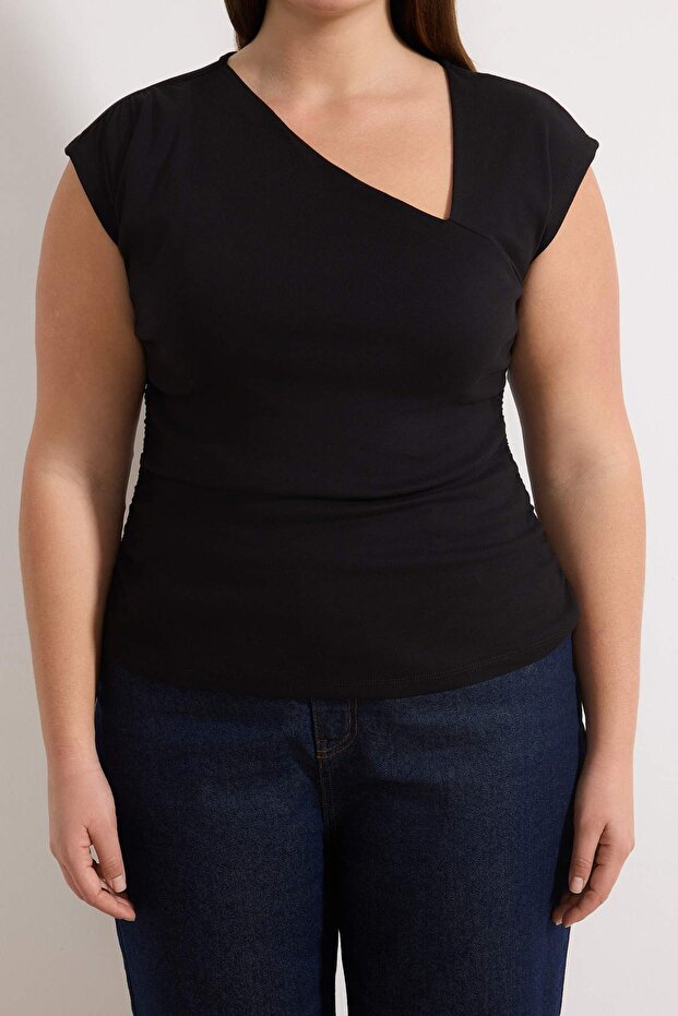 Siyah Yumuşak Kumaşlı Asimetrik Yaka %100 Pamuk Örme Büyük Beden Bluz TBBSS25AF00002 - 3