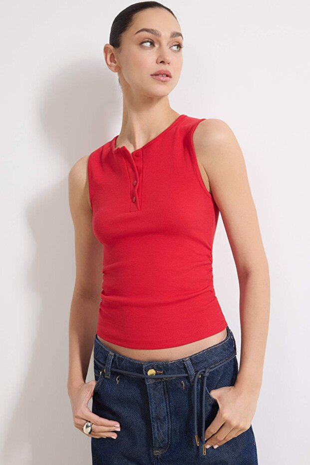 Kırmızı Fitted/Vücuda Oturan Kolsuz Düğmeli Crop Fitilli Esnek Örme Bluz TWOSS26BZ00330 - 1