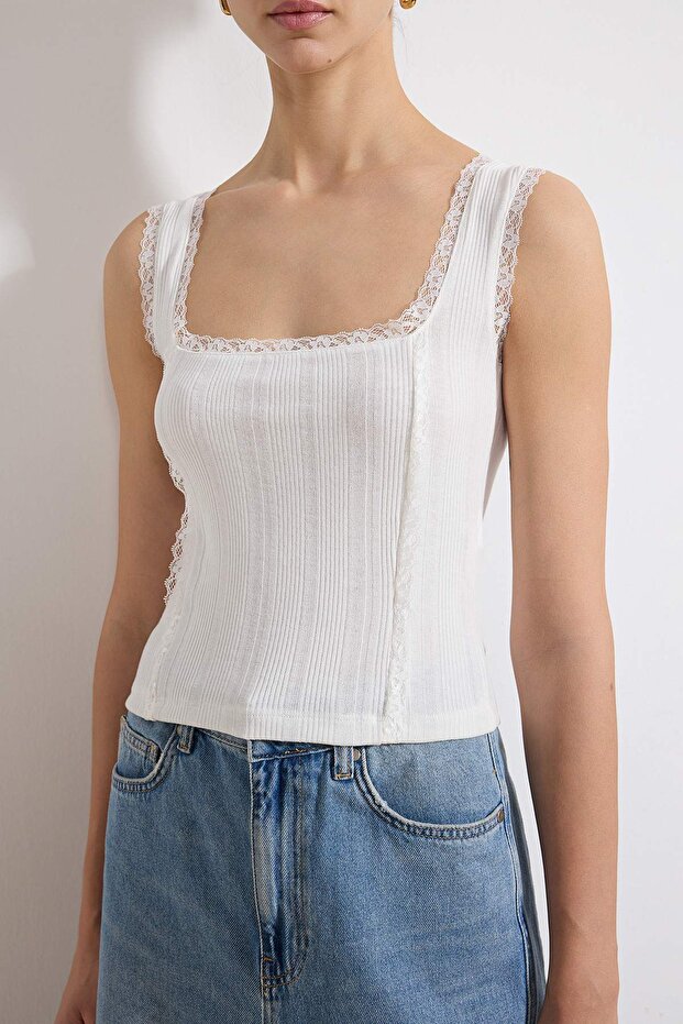 Ekru Fitted/Vücuda Oturan Kare Yaka Volanlı/Fırfırlı Fitilli Esnek Örme Bluz TWOSS26BZ00006 - 3