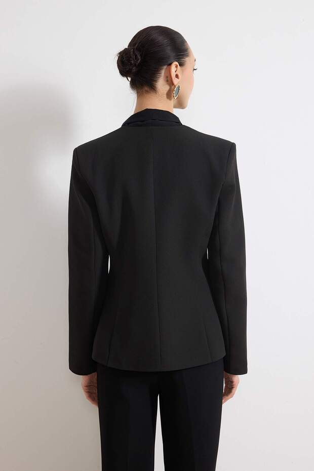 Siyah Şifon Şal Detaylı Agraf Kapamalı Fitted/Vücuda Oturan Dokuma Blazer Ceket TWOSS26BC00019 - 5