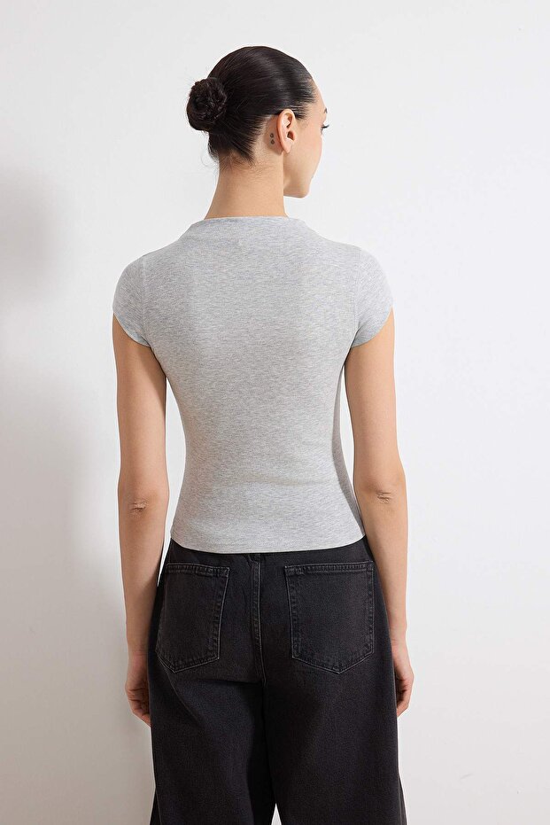 Gri melanj Fitted/Vücuda Oturan Dik Yaka Kısa Kollu Yumuşak Örme Bluz TWOSS26BZ00079 - 4