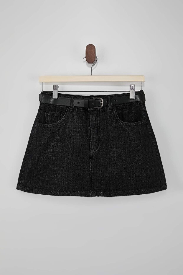 Siyah Kemer Detaylı Arkası Etek Görünümlü Denim Şort Etek TWOAW26SR00020 - 5