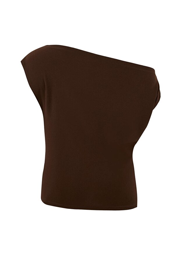Kahverengi Büzgü/Drape Detaylı Dökümlü Asimetrik Yaka Örme Bluz TBBSS25AF00119 - 6