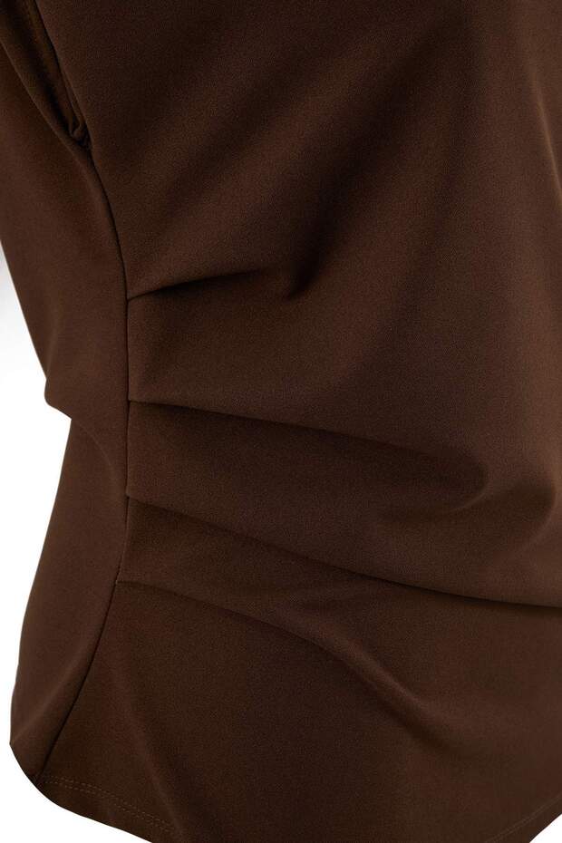 Kahverengi Büzgü/Drape Detaylı Dökümlü Asimetrik Yaka Örme Bluz TBBSS25AF00119 - 5