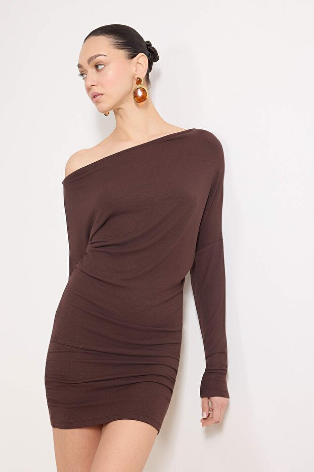 Kahverengi Asimetrik Yaka Bodycone/Vücuda Oturan Mini Örme Elbise TWOAW25EL00595 - 2
