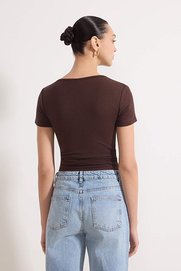 Kahverengi Büzgü/Drape Detaylı Fitted Örme Bluz TWOSS25BZ00505 - 4