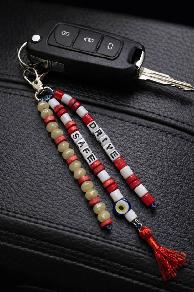 سلسلة مفاتيح مصنوعة يدويًا بعبارة "Drive Safe"