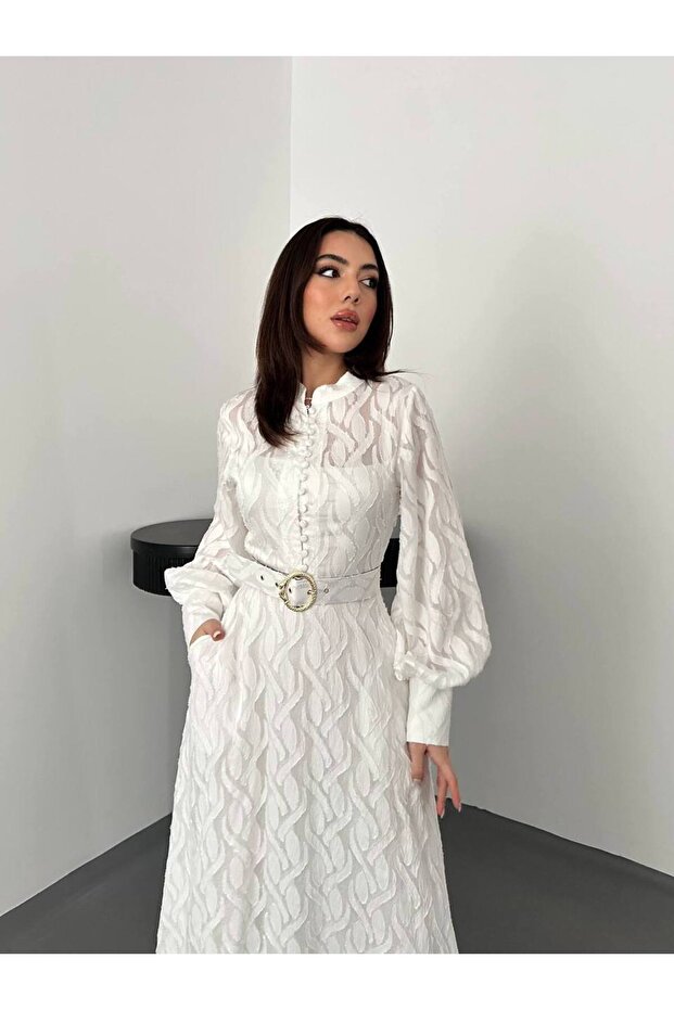 Selbstgemustertes langes Kleid mit Gürteldetail - 2