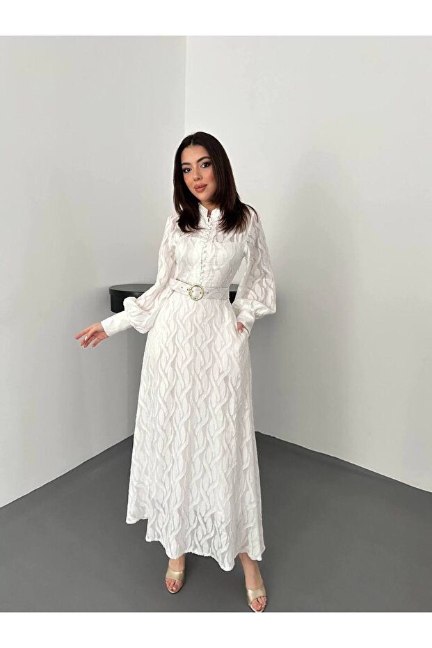 Selbstgemustertes langes Kleid mit Gürteldetail - 1