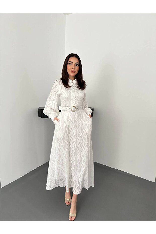 Selbstgemustertes langes Kleid mit Gürteldetail - 4