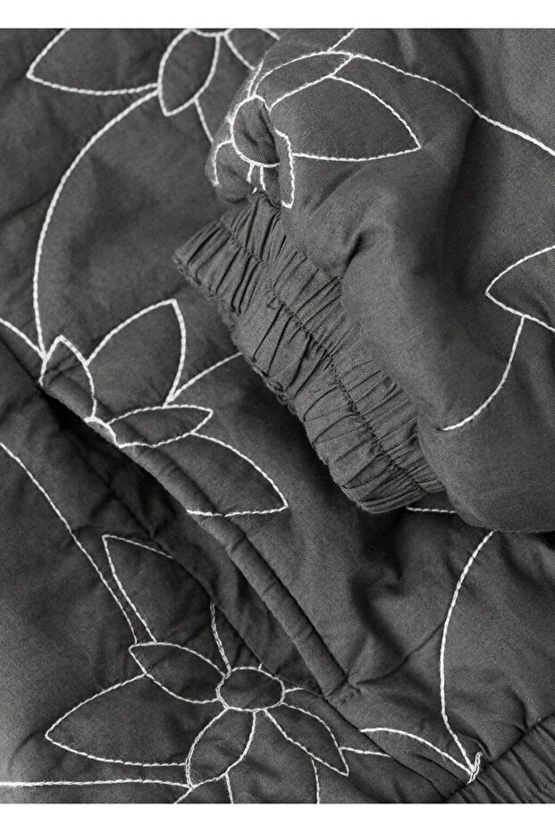 İşlemeli kapitone mont - 7