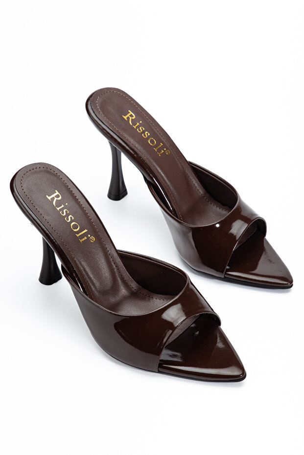 Rissoli női keserűbarna hegyes orrú sarkú szandál - 1