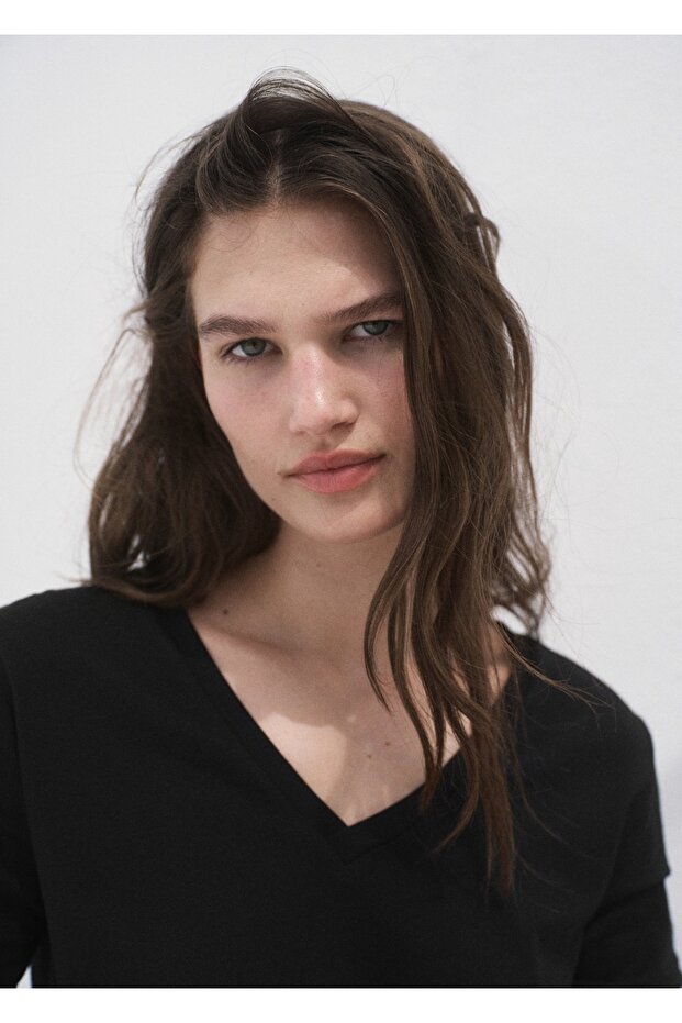 V yakalı pamuklu tişört - 5