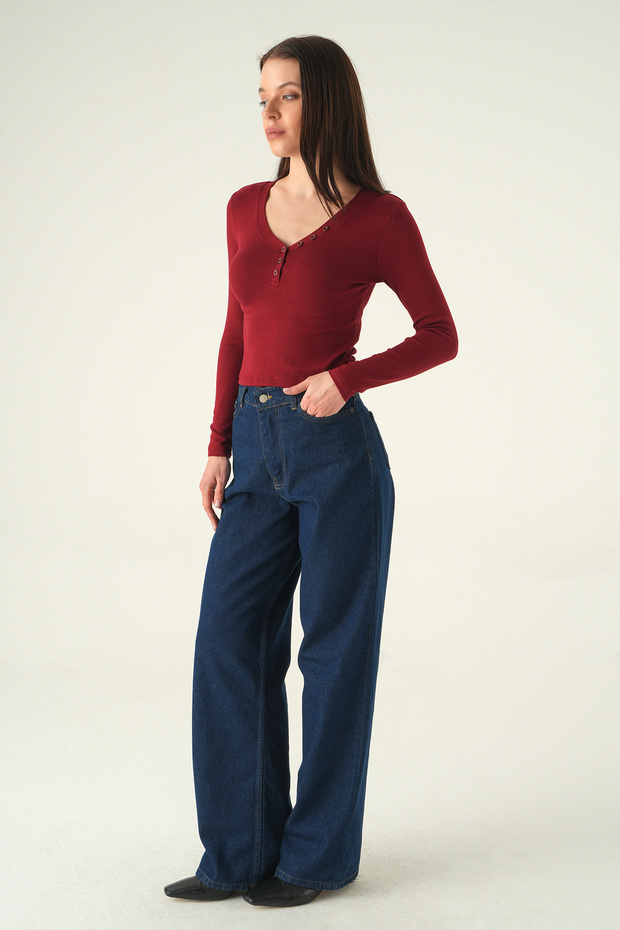 8299A فستان بادي بياقة على شكل حرف V وأزرار باللون الأحمر الداكن - 3