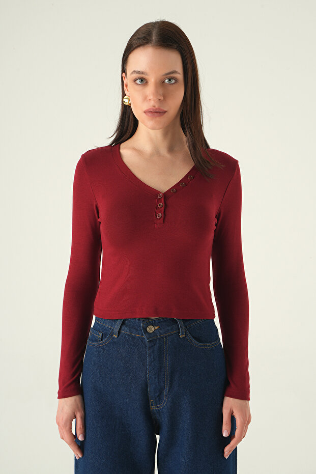 8299A فستان بادي بياقة على شكل حرف V وأزرار باللون الأحمر الداكن - 2