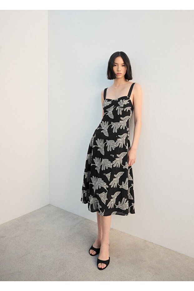 Çiçek işlemeli elbise - 2