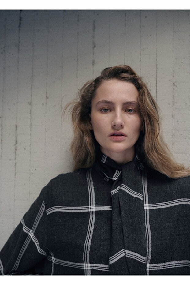 Fular yakalı kareli bluz - 6