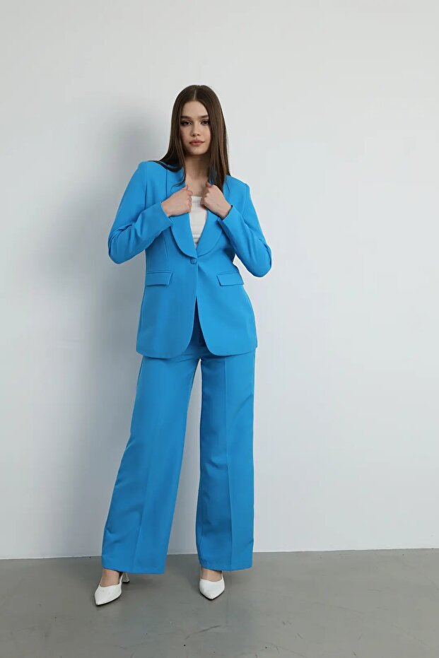 طقم سترة وبنطلون بزر واحد باللون الأزرق الفاتح - 4