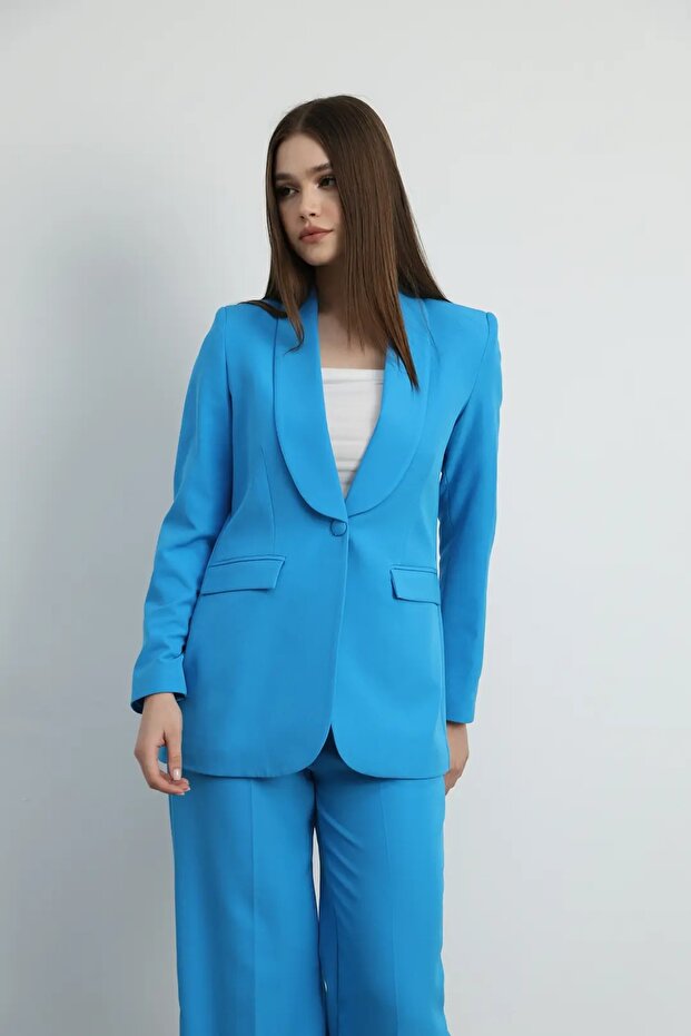 طقم سترة وبنطلون بزر واحد باللون الأزرق الفاتح - 3