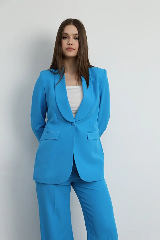 طقم سترة وبنطلون بزر واحد باللون الأزرق الفاتح - 6