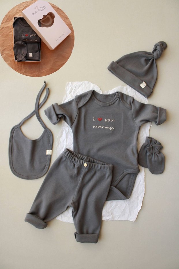 Mom Embroidered 5-Piece Long Sleeve Newborn Set (0-3 Months)
