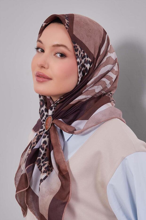 وشاح قطني ناعم بنمط جلد الفهد وحواف بنية اللون