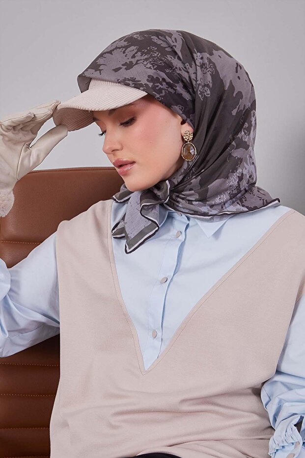 وشاح حرير قطني بنمط مختلط باللون الكاكي