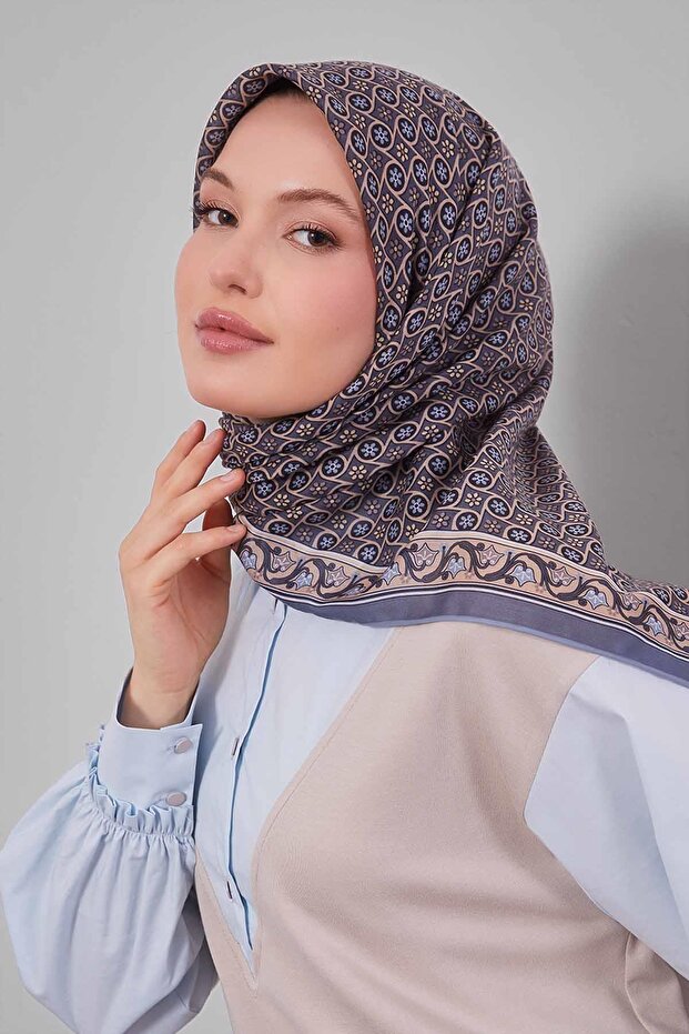 وشاح من القطن الحريري بنمط ديزي أنثراسايت