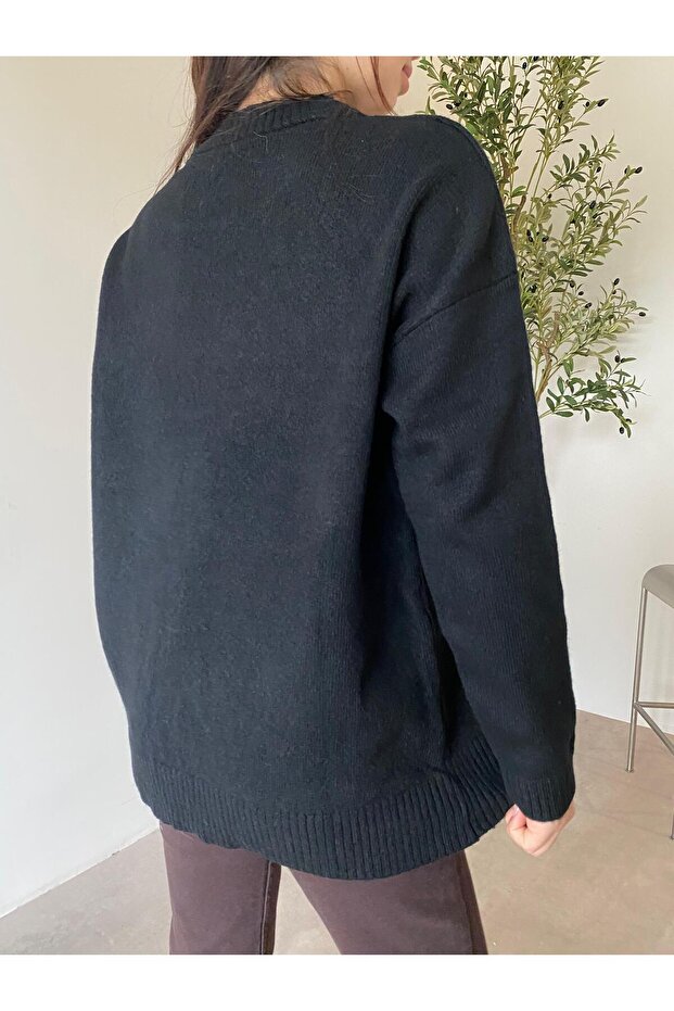 سترة سوداء ذات رقبة دائرية - 2