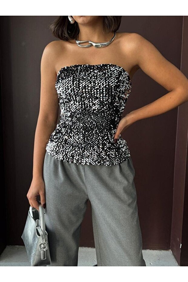 بلوزة روبينا مزينة بالترتر بدون حمالات باللون الفضي - 4