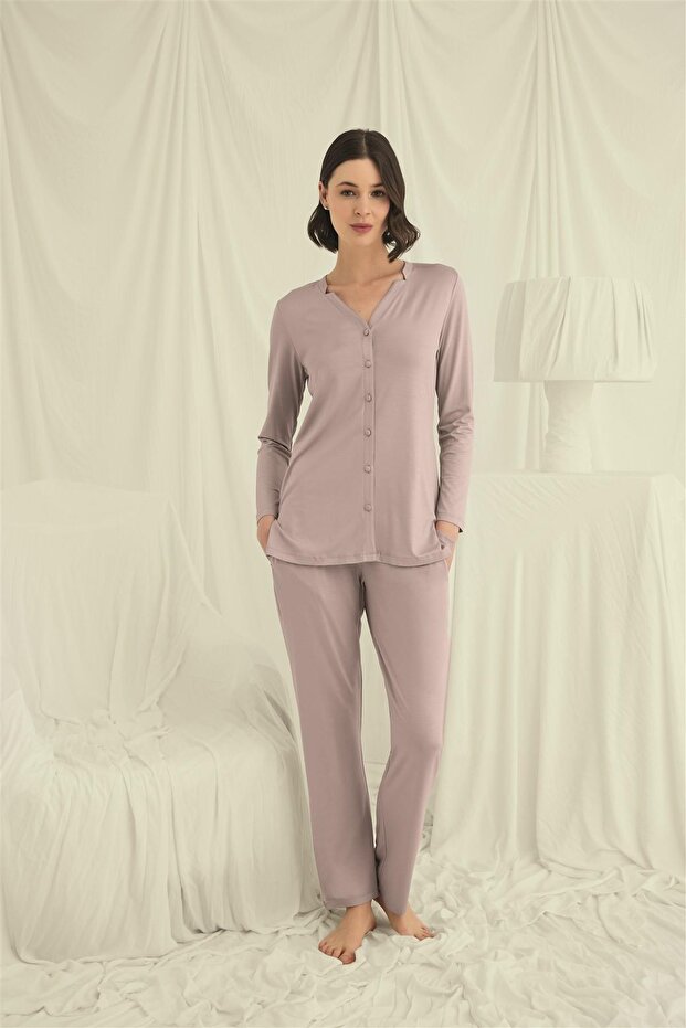 طقم بيجامة بأكمام طويلة وياقة على شكل حرف V وأزرار طويلة - 2