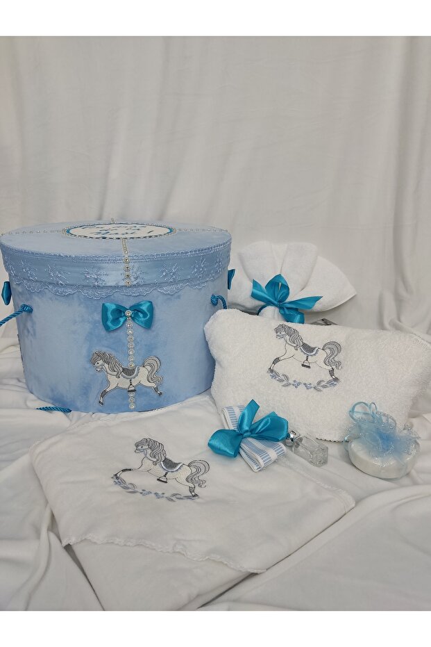 Boy's baptismal kit, carousel theme - 3