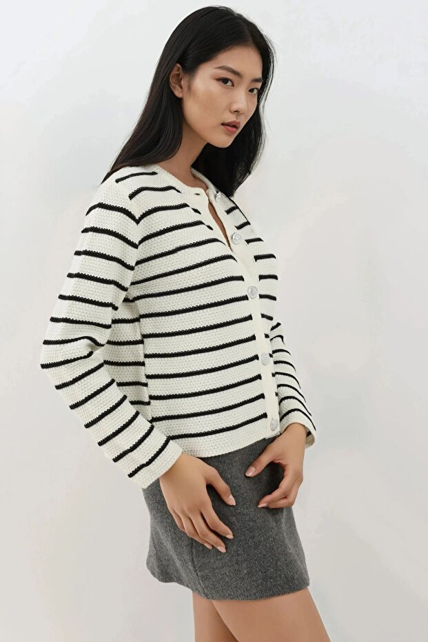 Düğmeli Şeritli Hırka - 3