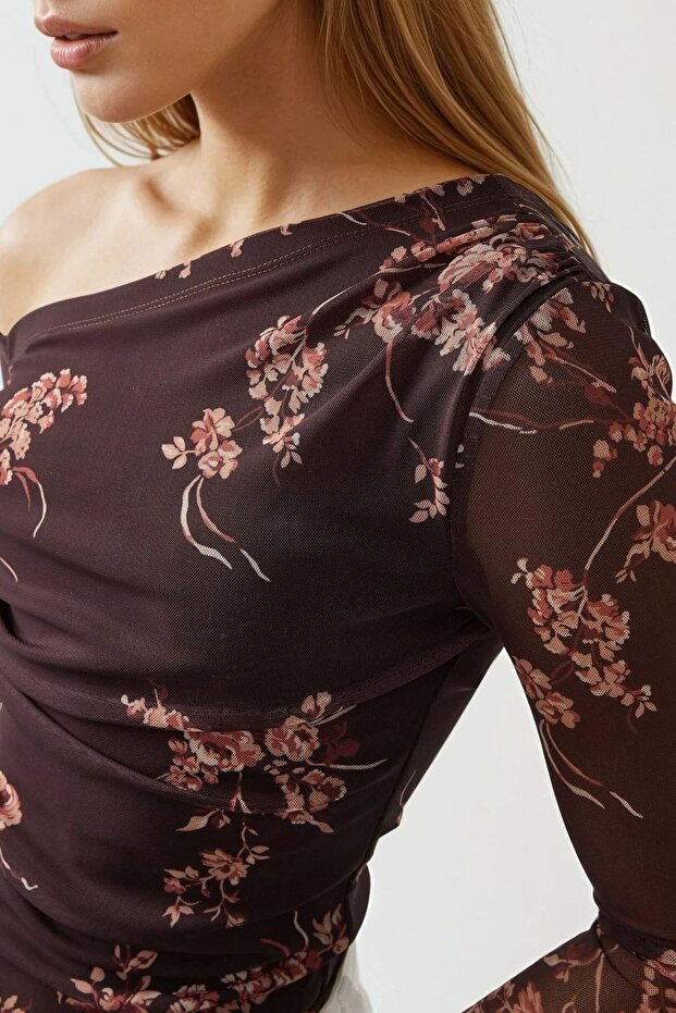 بلوزة تول مبطنة برقبة غير متماثلة - 2