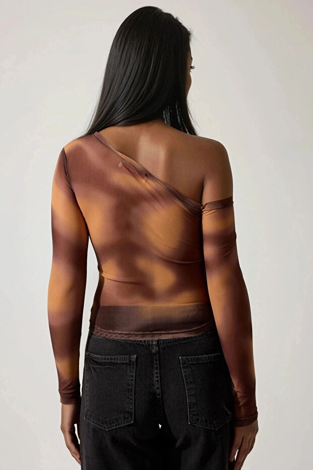 بلوزة تول مبطنة برقبة غير متماثلة - 4