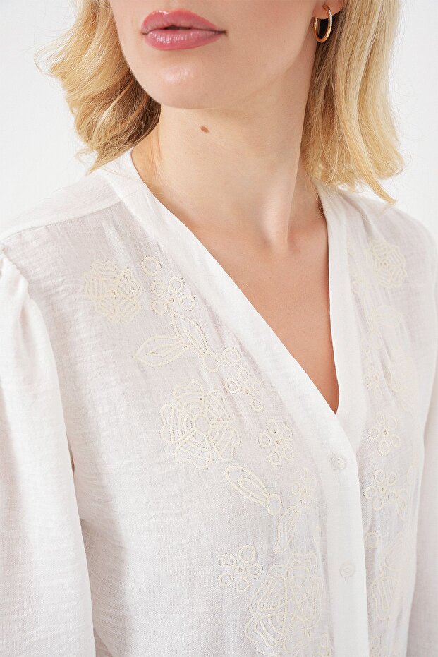 BDART İşlemeli V Yaka Düğmeli Bluz - 5