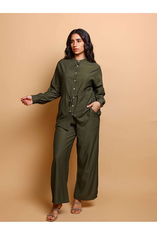 طقم عصري من قطعتين، قميص وبنطال واسعان بتفاصيل مطرزة بالكريستال - 3