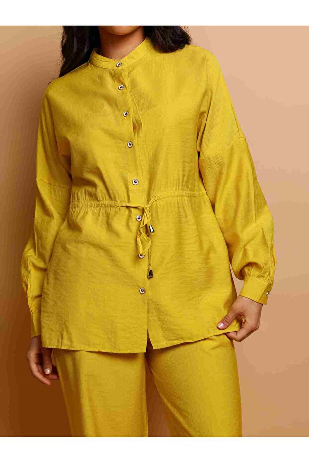 طقم عصري من قطعتين، قميص وبنطال واسعان بتفاصيل مطرزة بالكريستال - 2