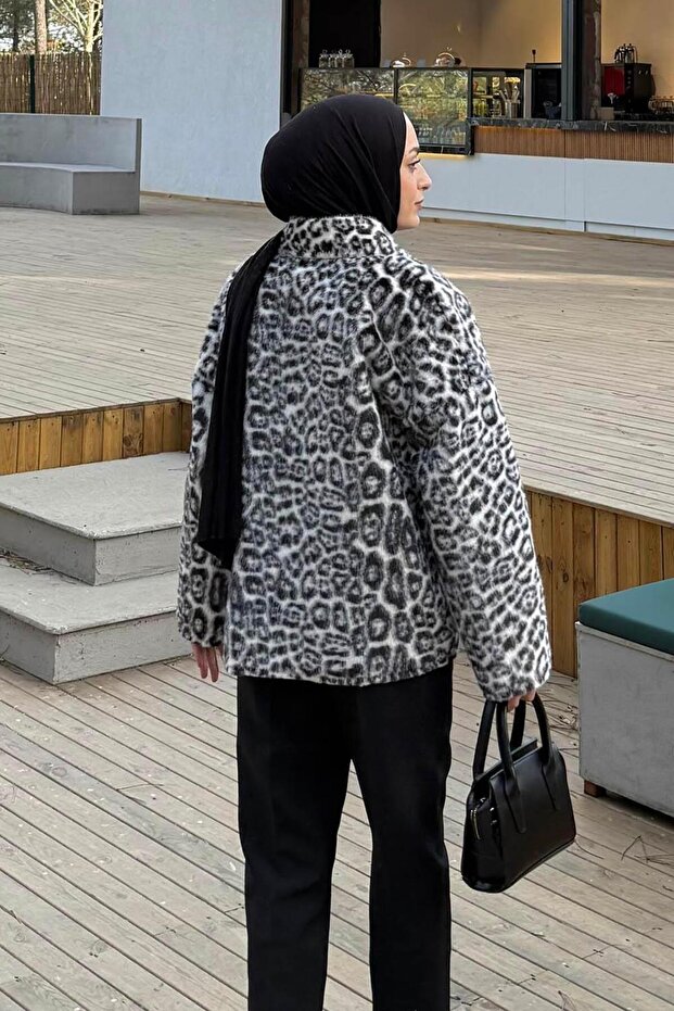 معطف بنمط الفهد باللون الأسود - 4