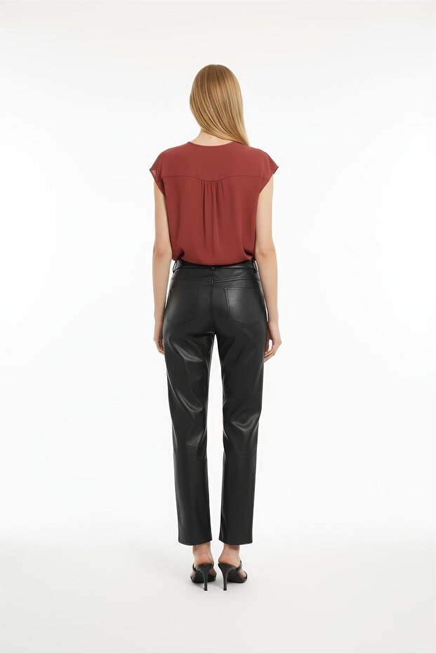 بلوزة برقبة دائرية باللون العنابي - 3