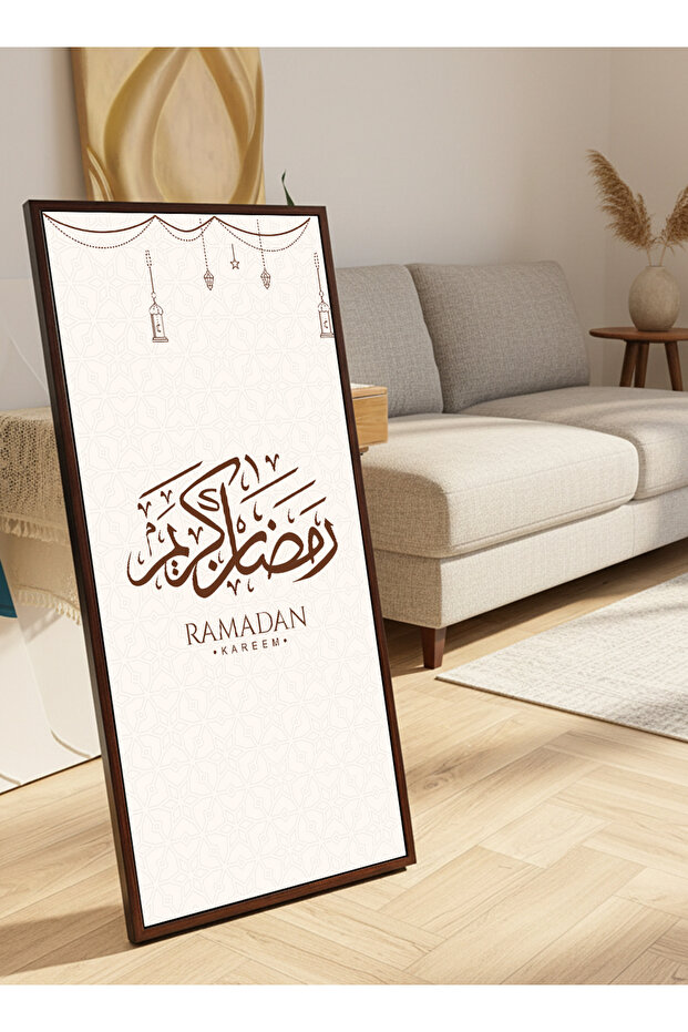 لوحة جدارية قماشية على إطار خشبي بإطار بني عائم وحامل خلفي، تحمل تصميم رمضان كريم.
