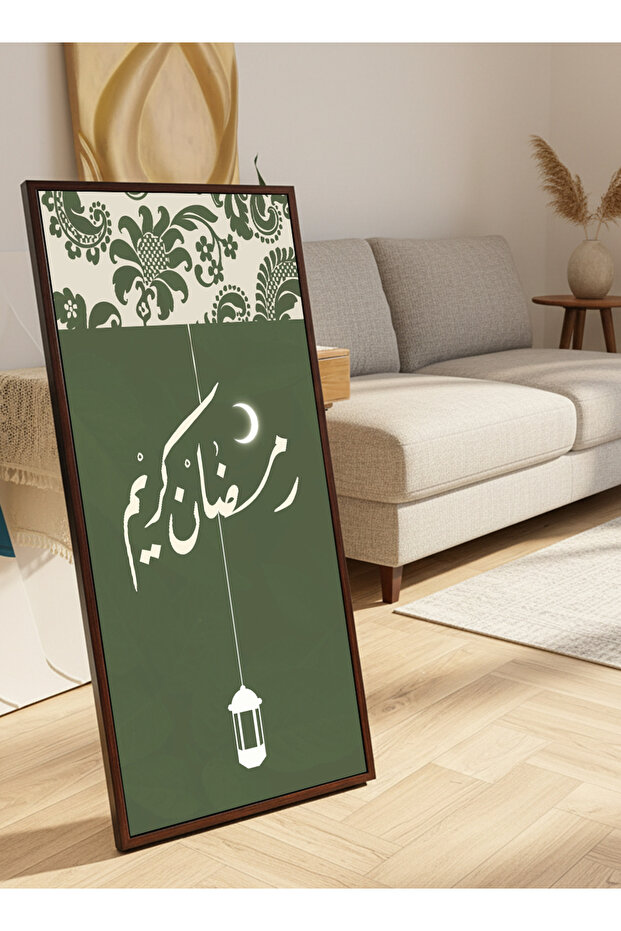 لوحة جدارية قماشية على إطار خشبي بإطار بني عائم وحامل خلفي، تحمل تصميم رمضان كريم.