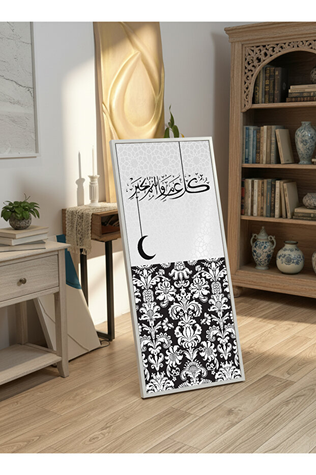لوحة جدارية قماشية على إطار خشبي بإطار أبيض عائم وحامل خلفي، تتميز بتصميم هلالي رمضاني.