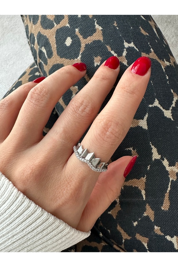 خاتم تاج مموج من الحجر الفضي اللون - 3