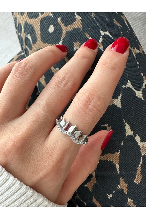 خاتم تاج مموج من الحجر الفضي اللون - 4