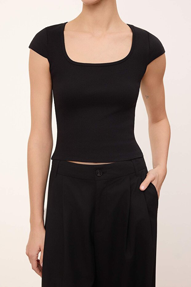 Wardrobe Essentials-Wardrope Essentials Siyah Fitted Kısa Kollu Crop Esnek Örme Bluz TWOSS26BZ00155 - 4