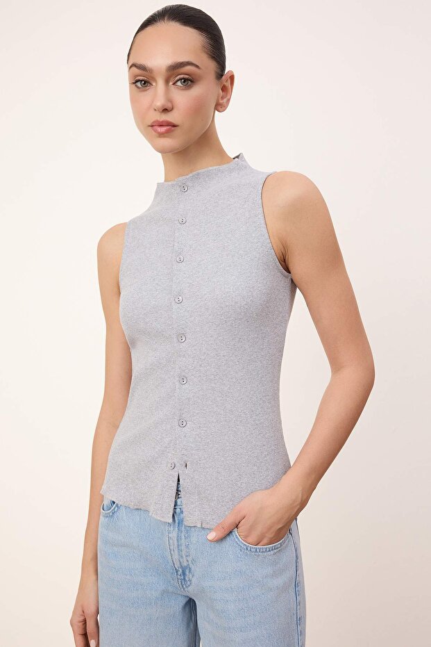Wardrobe Essentials-Gri Melanj Fitted Düğmeli Volanlı/Fırfırlı Esnek Örme Bluz TWOSS26BZ00171 - 1