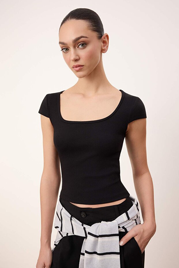Wardrobe Essentials-Wardrope Essentials Siyah Fitted Kısa Kollu Crop Esnek Örme Bluz TWOSS26BZ00155 - 3